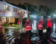 Personal del Cuerpo de Bomberos de Quito intervino en un conjunto residencial inundado.