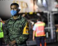 Un soldado mexicano frente a un avión que llegó hace unos días con material protector como mascarillas desde China. Getty Images