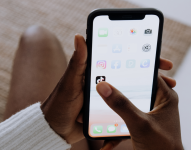 Foto referencial de una persona abriendo una la app TikTok