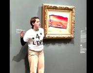 Captura del video de la activista pegando un poster a una pintura de Monet.
