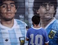 Imagen de archivo de un aficionado frente a un mural en homenaje a Diego Maradona en Argentina.