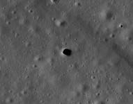 Mancha oscura que podría ser la entrada a un tubo de lava enterrado en la Luna.