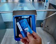 Foto de una persona usando la Tarjeta La Guayaca para ingresar a la terminal Río Daule, en el norte de Guayaquil.