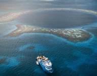 El Gran Agujero Azul se encuentra en el corazón del Caribe, a unos 64 kilómetros de la costa de Belice