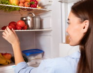 Mujer organizando su refrigerador