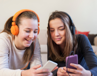 Foto referencial de adolescentes utilizando un teléfono