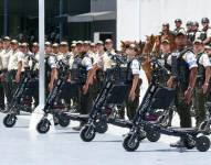 Los agentes policiales junto a los scooters donados por la Embajada de Corea.