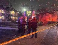 Policías en los exteriores de un bar, en Toronto - Canadá.