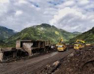 Trabajos y desalojo de material en la zona cero en el sector Quilloturo, en Río Verde - Baños.