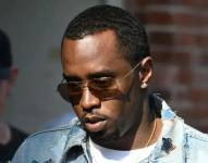 Sean Combs, conocido artísticamente como Diddy o Puff Daddy, es un reconocido rapero, productor musical y empresario estadounidense. Ha tenido una exitosa carrera en la industria musical, fundando el sello discográfico Bad Boy Records y produciendo éxitos para numerosos artistas.