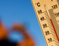 Termómetro muestra la temperatura el clima cálido
