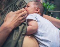 Madre dando de lactar a su bebé