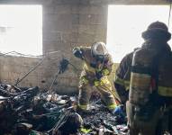 A pesar de que el fuego fue apagado cerca de la medianoche, un grupo de bomberos regresó al inmueble la mañana de este viernes.