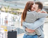 Imagen referencial de pareja abrazándose en el aeropuerto.