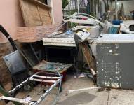La mañana de este miércoles algunos electrodomésticos estaban afuera de la vivienda. De acuerdo a residentes, estos artículos quedaron abandonados por los ladrones.