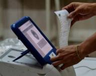 Una vez culminada la jornada electoral, las máquinas de votación imprimen un acta en papel.