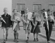 Después de que Alemania se dividió, las familias continuaron la tradición del cono escolar, como estos niños en el sector americano de Berlín en 1952.