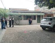 Imagen de agentes de la Policía Nacional en los exteriores de la vivienda de un agresor de mujeres, en el sur de Guayaquil.