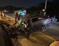 Imagen del carro accidentado en Vía a la Costa tras una persecución en Guayaquil.