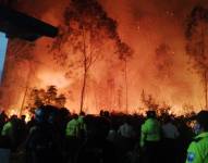 Los incendios forestales se extienden rápidamente por Quito.