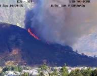 El personal del Cuerpo de Bomberos Quito atiende la emergencia.