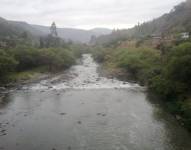 Caudal del río Paute a la altura del puente Europa, se evidencia bajo caudal de agua, debido al prolongado estiaje.