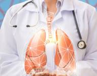 Imagen referencial de médico con anatomía de pulmón.