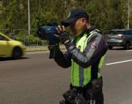 Un agente civil de tránsito realiza controles de velocidad en Quito.