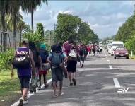 Imagen de migrantes caminando hacia Estados Unidos.