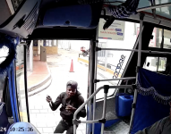 Momento en el que el individuo armado con cuchillo se sube a la unidad de transporte.