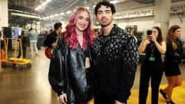 Fotografía de la cantante colombiana Ela Tuabert y el ícono Joe Jonas