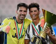 Gianluigi Buffon y Cristiano Ronaldo celebran un título con la Juventus