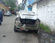 Imagen de un carro que explotó en los exteriores del Municipio de Durán.
