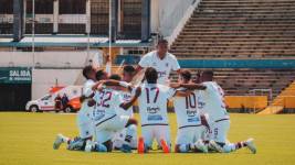 Jugadores del Atlético Vinotinto celebrando su gol.