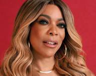 Wendy Williams es una reconocida presentadora de televisión estadounidense, famosa por su programa talk show que llevaba su nombre. Conocida por su estilo directo y sin pelos en la lengua, abordaba temas de actualidad y chismes de celebridades, convirtiéndose en una figura influyente en la cultura popular. Sin embargo, en los últimos años se ha enfrentado a diversos desafíos de salud, incluyendo un diagnóstico de demencia frontotemporal, lo que ha afectado su carrera.