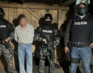 El detenido junto a los agentes de la Dinased.