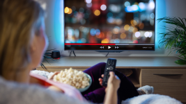 Persona observando una película en plataforma de streaming