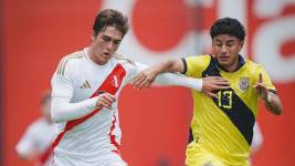 Jugadores de ambas selecciones disputando el balón.