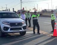 Imagen de un vehículo siendo impedido de pasar un peaje al no portar placas.