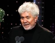 Imagen de archivo de Pedro Almodóvar sosteniendo un premio Goya.