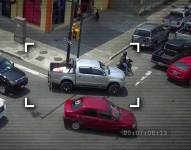 Imagen de cámaras de la ATM captando a un carro bloqueando una intersección en el centro de Guayaquil.