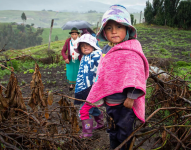 Imagen referencial de niñas menores de cinco años, en provincias de la Sierra.