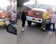 La mujer debajo del vehículo del Cuerpo de Bomberos de Quito.