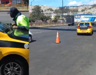 El taxista avanzó rápidamente, sin importar que el agente estuviera sobre el capó.