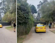 El taxi circula en la zona prohibida del parque La Carolina