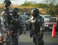 Fuerzas Armadas, Policía Nacional realizan operativos en varios barrios en Manta.