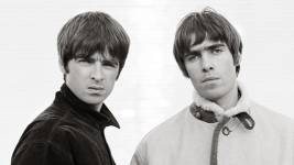 Fotografía de los hermanos Liam y Noel Gallagher, integrantes de la banda Oasis