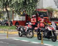Personal especializado de la Policía Nacional y del Cuerpo de Bomberos Quito atienden la emergencia.