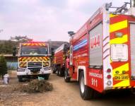 Imagen de carros de bomberos en respuesta a una emergencia en Monte Sinaí, noroeste de Guayaquil.