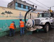 Maquinaria de Epmaps acudió al plantel educativo para limpiar la escuela Francisco Salazar.